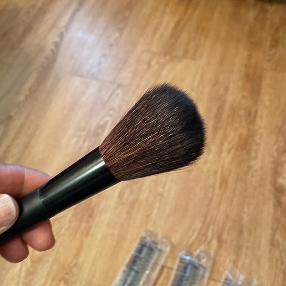 New Avon Pro Powder Brushes - Picture 3 of 4